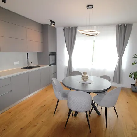 New! Jolie In - With Free Parking And Terrace!