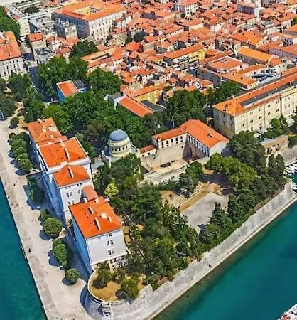 New! Jolie In - With Free Parking And Terrace!