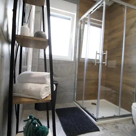 New! Jolie In - With Free Parking And Terrace! דירה *